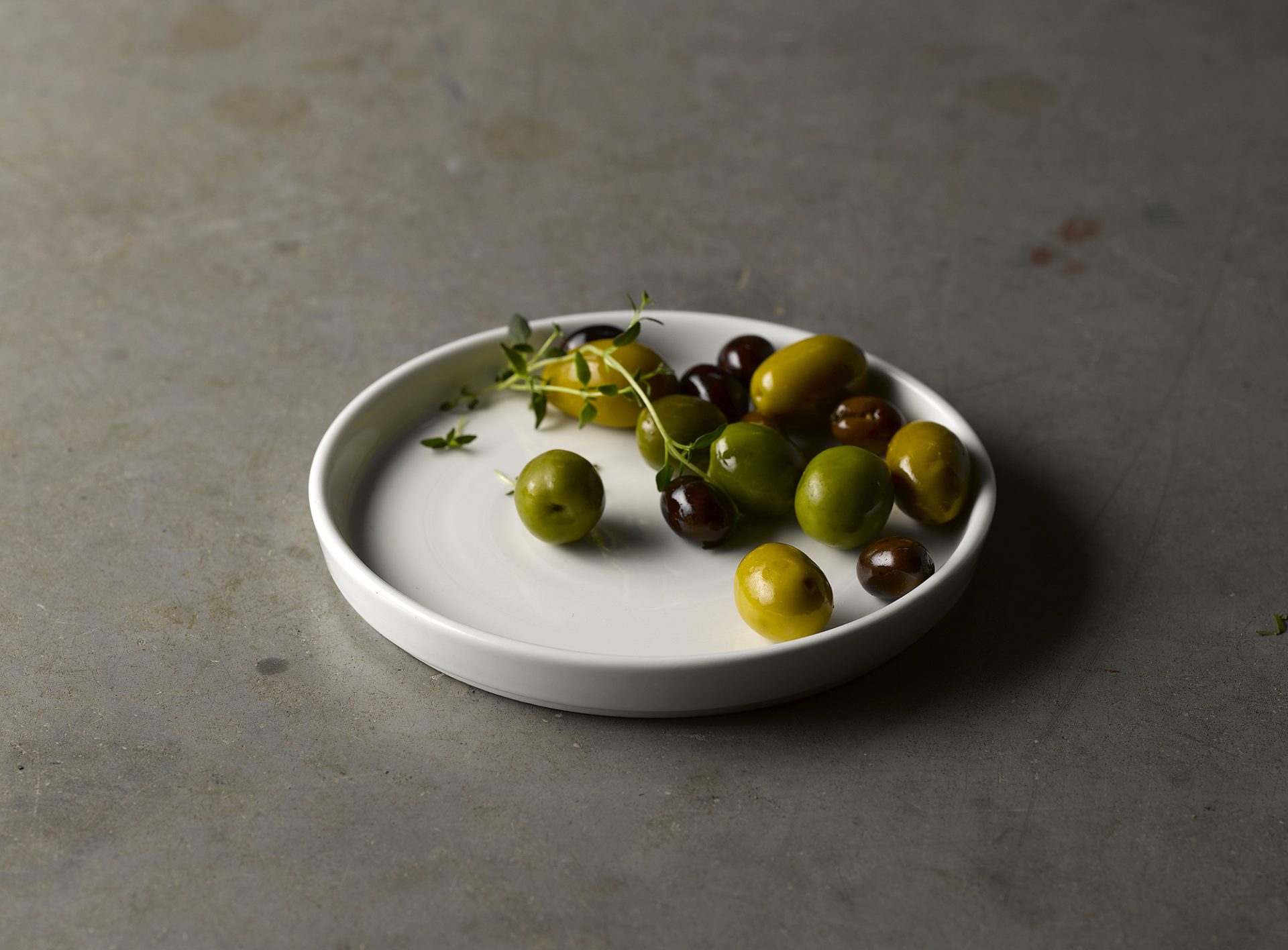 CHEFS WHITE WALLED PLATE OLIVES SIDE ANGLE
